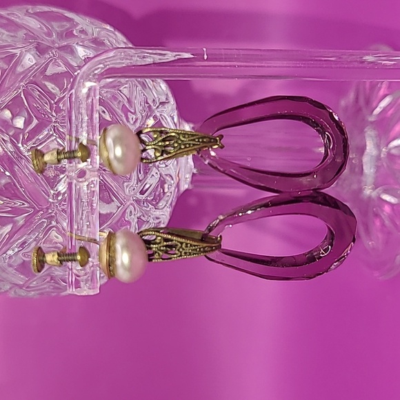 Vintage screw on dangle earring gold tone with purple color and faux pearl - Picture 2 of 7
